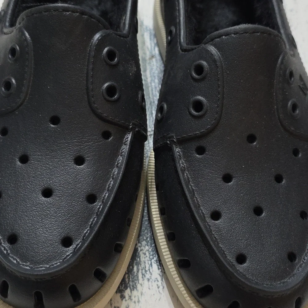 Sperry Top-Siders Women's Black Perforated Slip-On Shoes Faux Fur Lined Sz 8 EUC